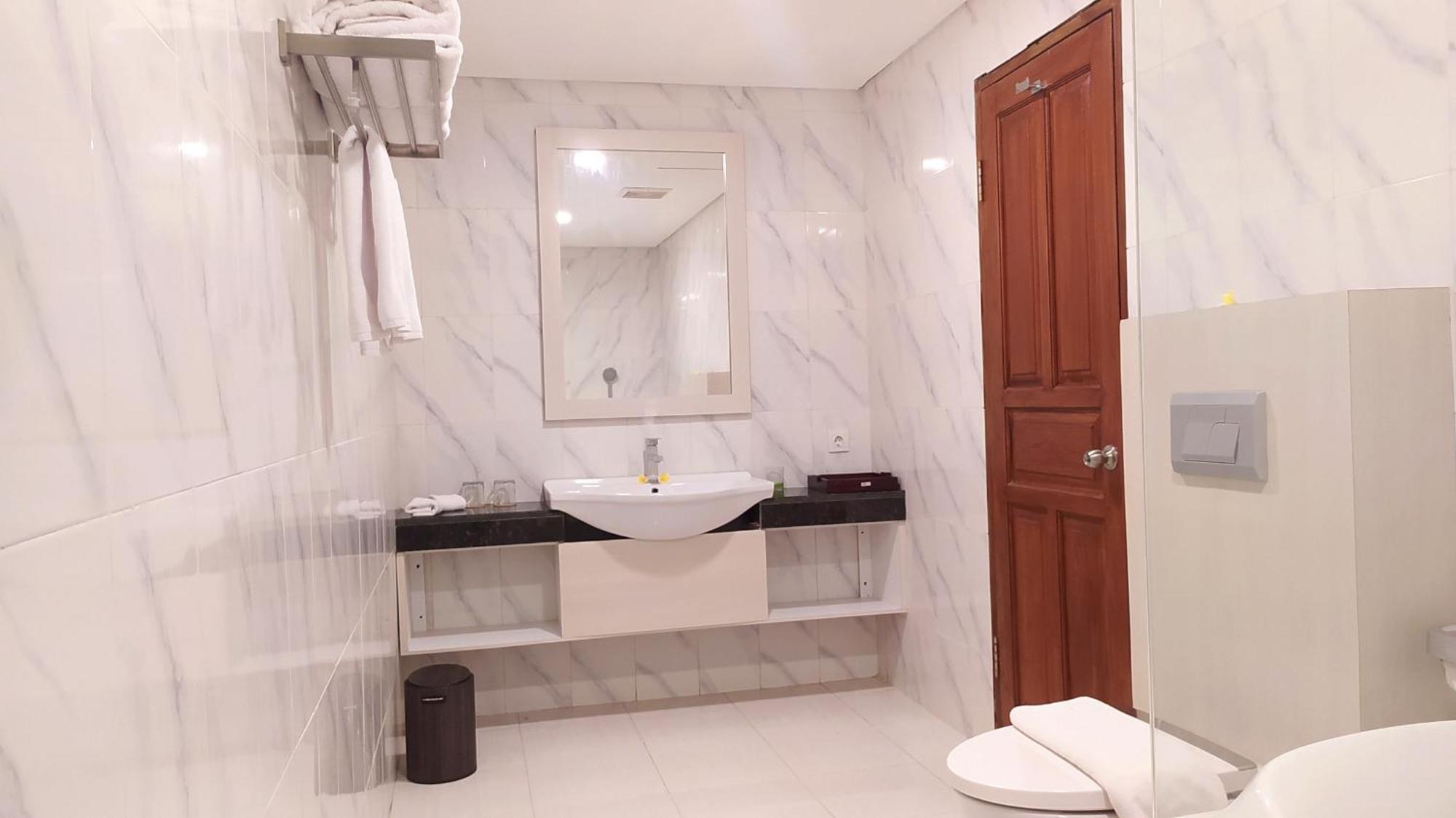 Puri Hotel Lovina
